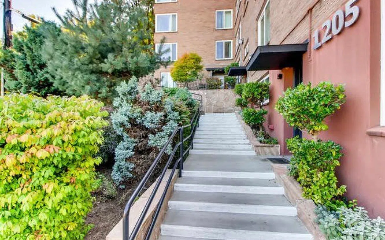 1205 SW Cardinell Dr — Photo 1