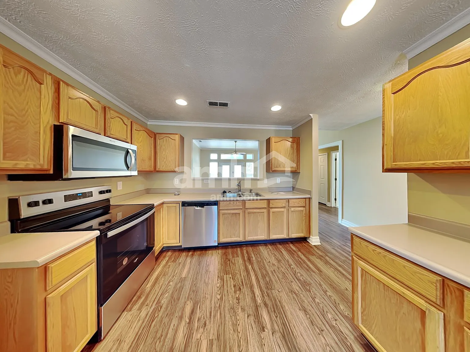 3 bed, 2.0 bath, 1341 sqft, $2,120 — Photo 3
