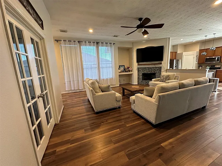 1875 Redwood Ln — Photo 3