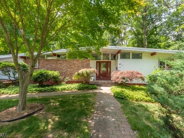 6 Mohawk Trl, Ringwood Boro, NJ 07456