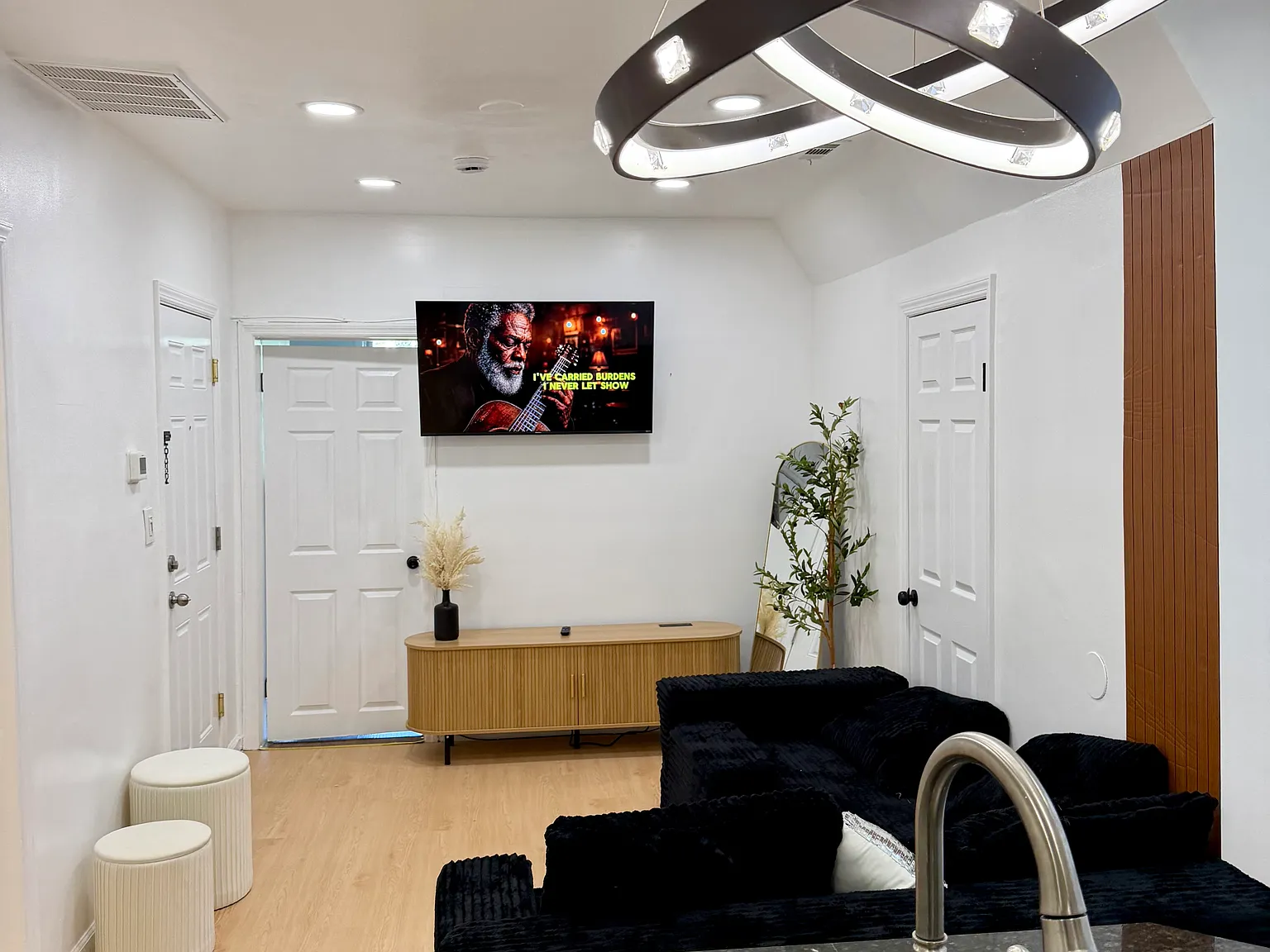 2 bed, 1200 sqft, $1,900 — Photo 1