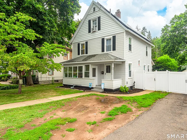 165 Oak St — Photo 1