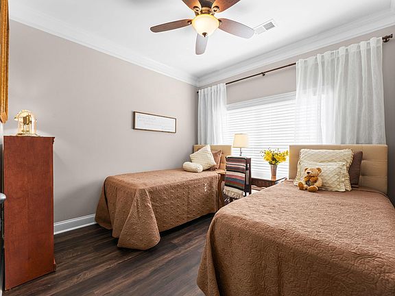 5th image of 704 Arnica Dr