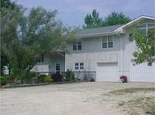102 Rainbow Dr, Waverly, IA 50677