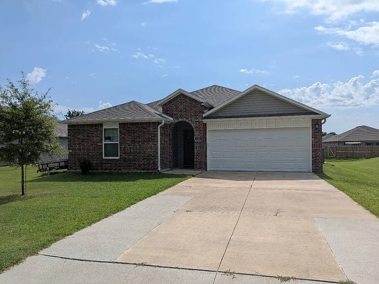 512 Comanche Dr — Photo 4