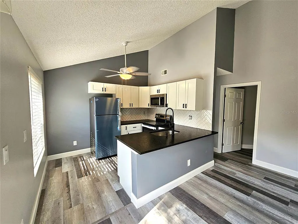 3 bed, 1.0 bath, 1069 sqft, $2,100 — Photo 4