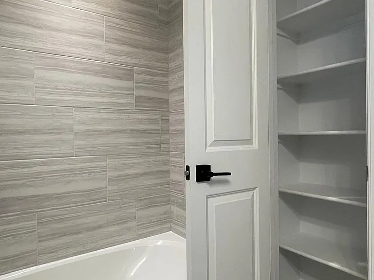 4006 Varick St — Photo 17