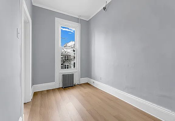 4th image of 245 Woodbine St