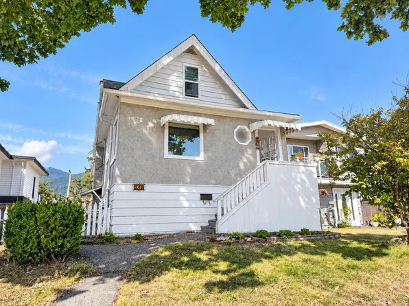 216 E 18th St, North Vancouver, BC V7L 2X6