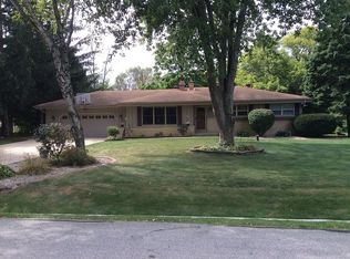 4001 S Johns Dr, New Berlin, WI 53146