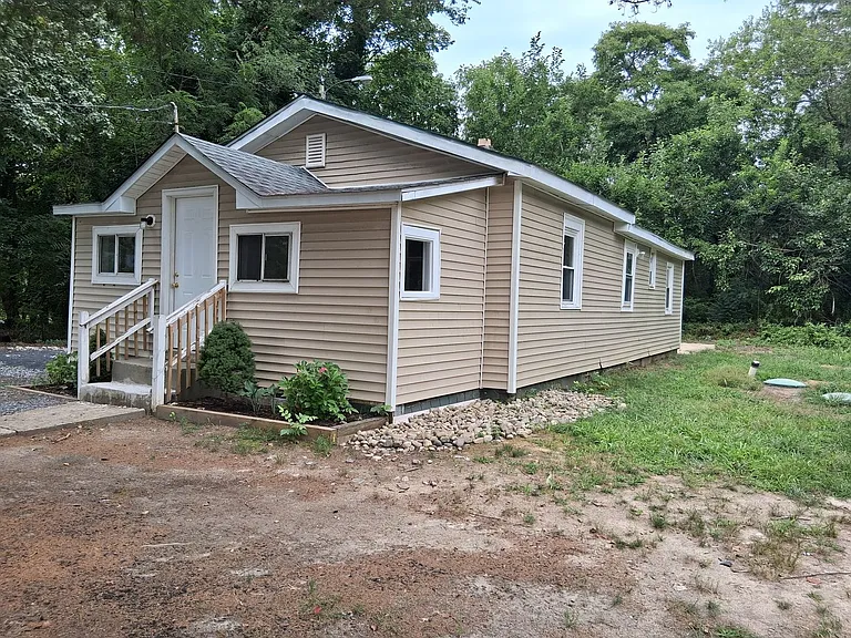 8 Sunset Ln — Photo 1