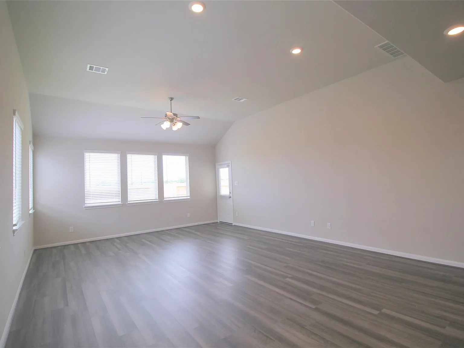4 bed, 2.5 bath, 2375 sqft, $2,400 — Photo 4