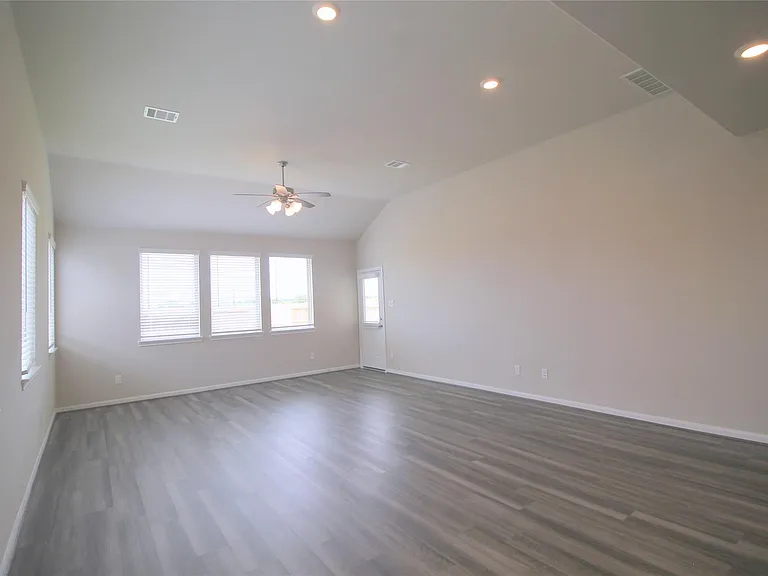 26018 Windy Pr — Photo 4