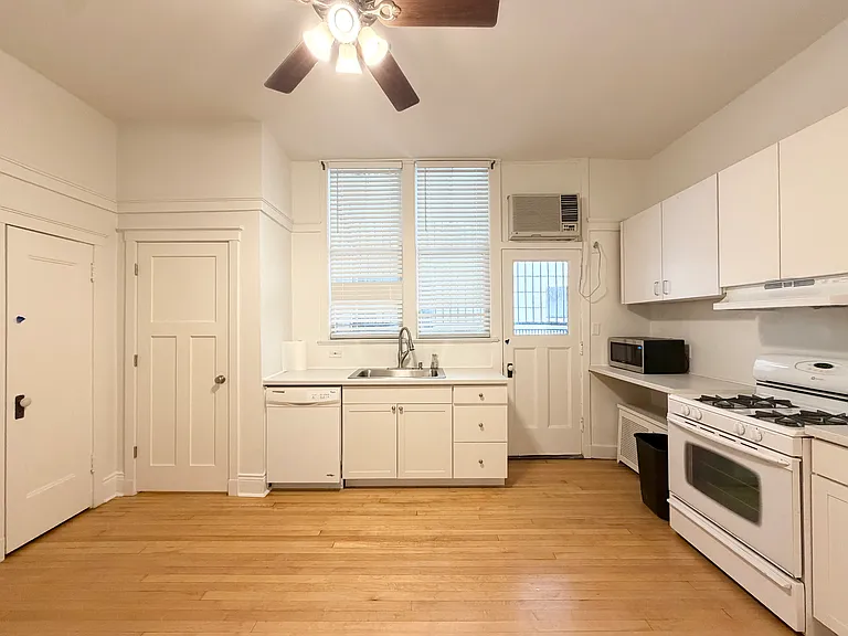 415 W Surf St #1A — Photo 26