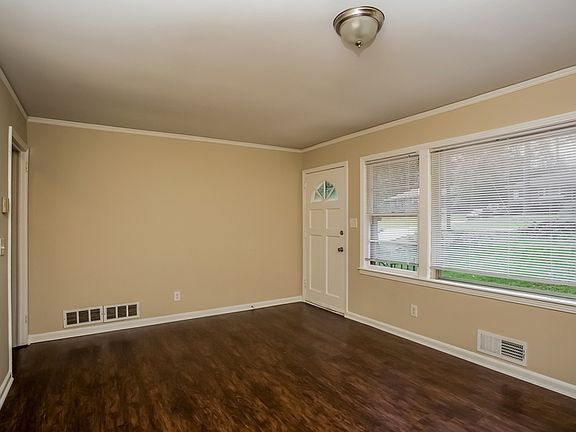 3rd image of 1356 Oakview Cir
