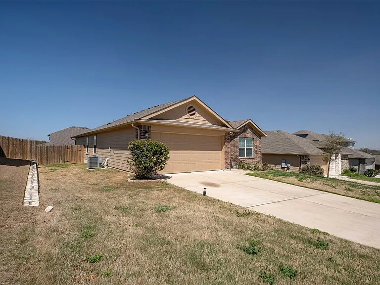 118 Leona River Trl — Photo 28