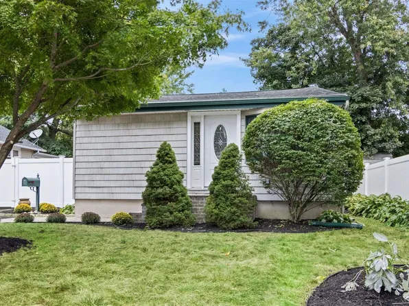 7 Oswego Place, Ronkonkoma, NY 11779