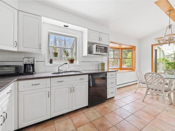 5th image of 22 Dwight Ln
