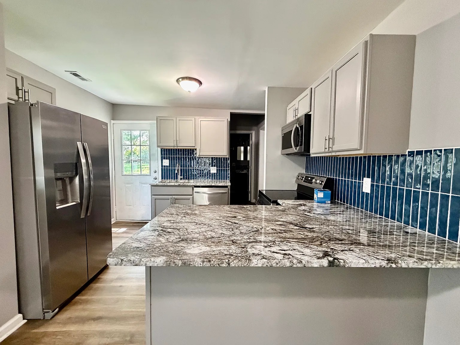 3 bed, 824 sqft, $1,649 — Photo 3