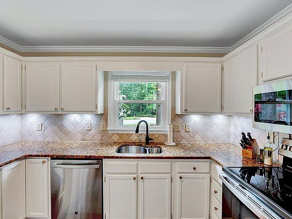 3rd image of 2 Cottage Woods Ct