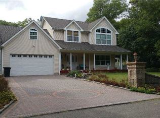 4 Petty Ln, Medford, NY 11763