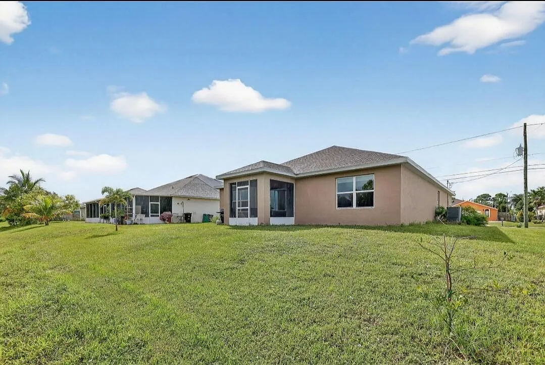 Building Photo - 543 SW Whitmore Dr
