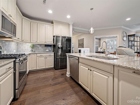 5th image of 1095 Waterlily Dr