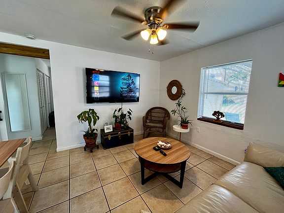 4th image of 815 NE 14th Ct