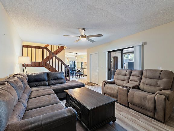 5th image of 402 SE Castle Court