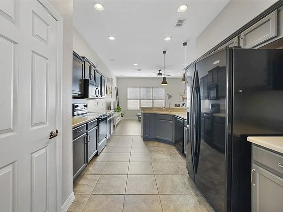 5th image of 220 High Castle Ln