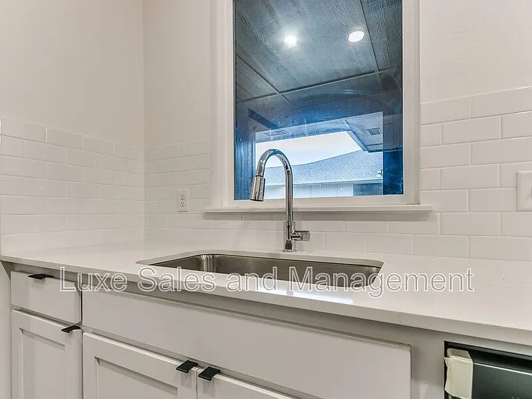 8012 NW 110th Dr — Photo 47