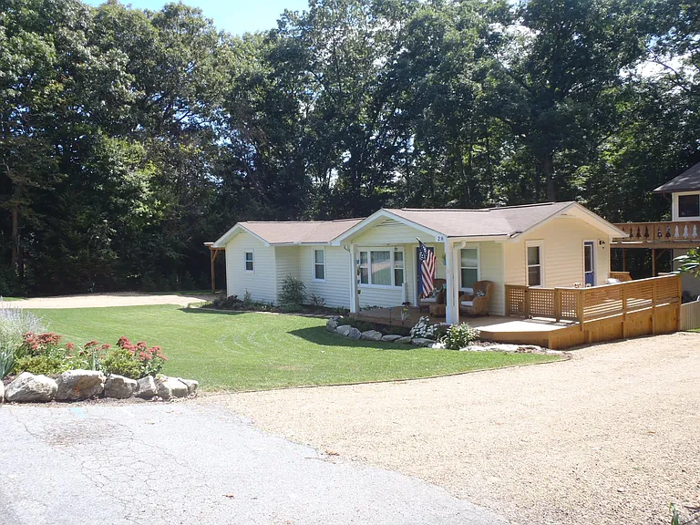 28 Knob Hill Rd — Photo 3