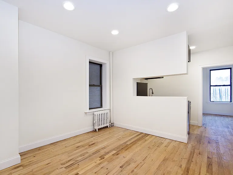 31 E 1st St #2D — Photo 2