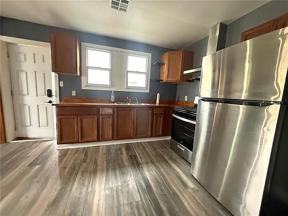 4th image of 832-34 Avenue F