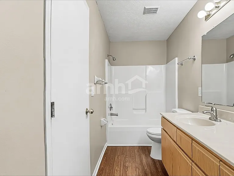 220 Hartford Ct — Photo 11