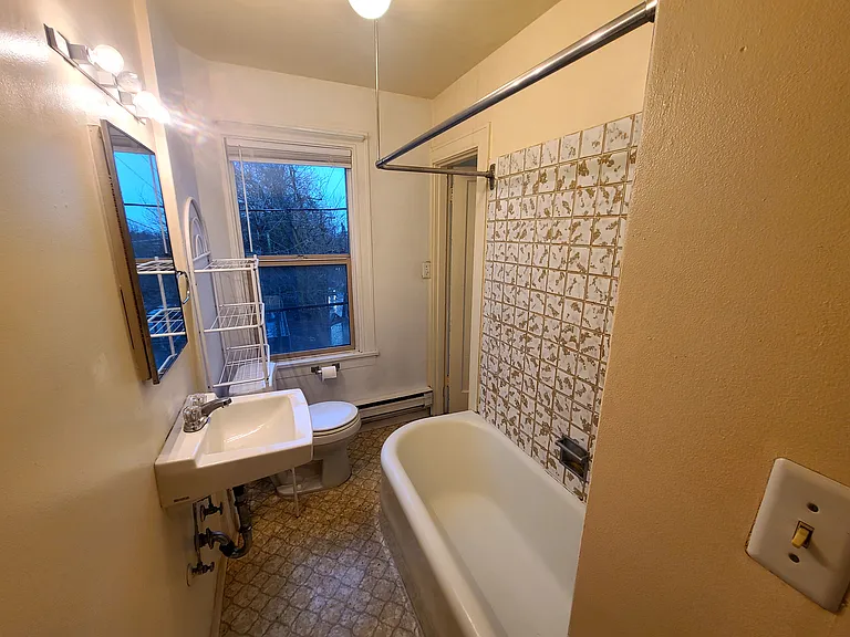 1820 E Thomas St #8 — Photo 5