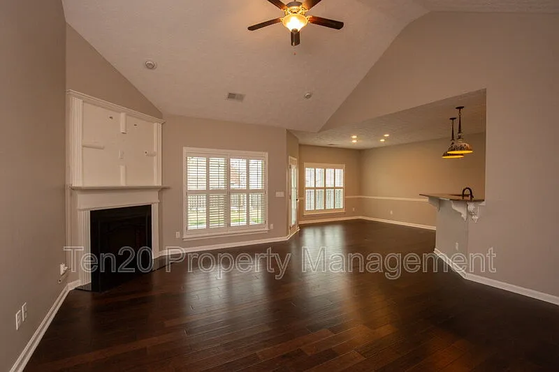 4 bed, 2.0 bath, 1927 sqft, $2,400 — Photo 2