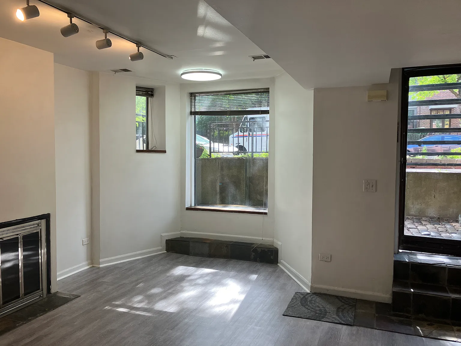 831 S Laflin St — Photo 2