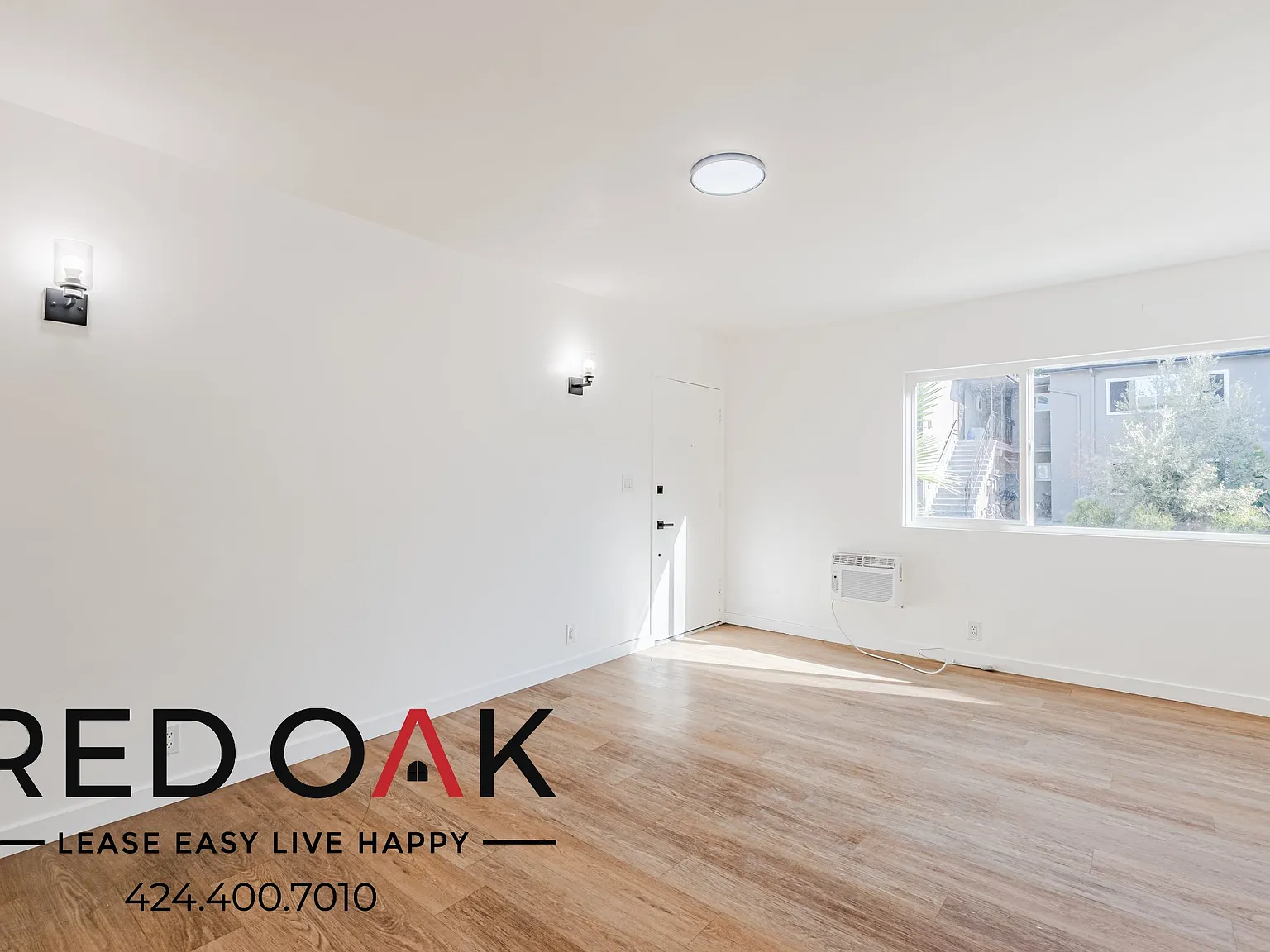 Bright Studio with Updated Kitchen and On-Site Laundry in the Heart of North Long Beach! — Photo 1