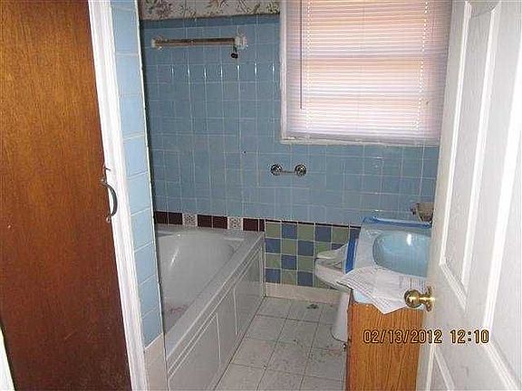 4th image of 866 White Oak Dr