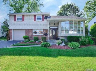 27 Roberta Ln, Syosset, NY 11791