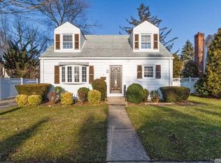 93 Center St, Hicksville, NY 11801