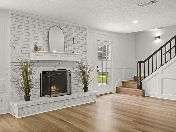 4th image of 2918 Hackberry Ln