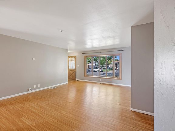 3rd image of 43 Meadowlark Ln