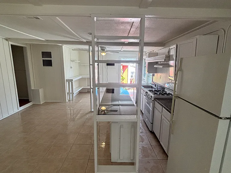 2571 NE Palm Ave #C — Photo 7