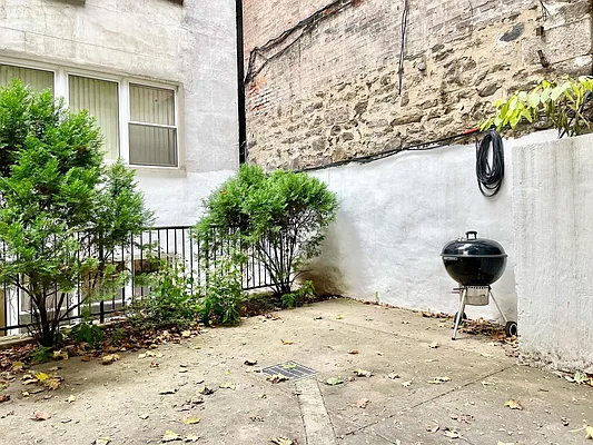 Rented by Douglas Elliman | media 23