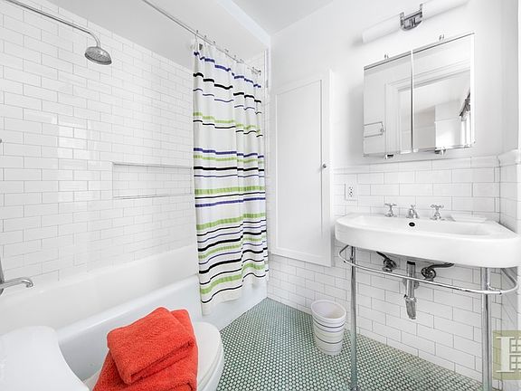 4th image of 41 W 96th St #2A