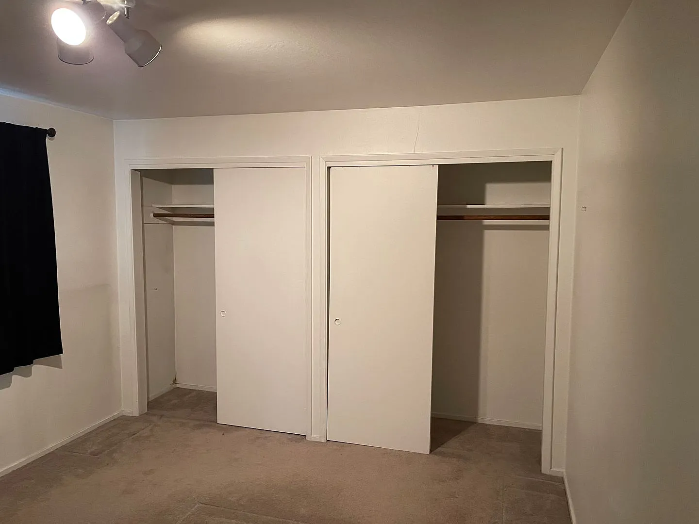 One level home with one car garage — Photo 3