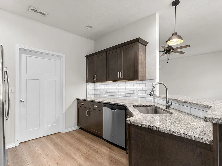 3001 W Cardinal St — Photo 7