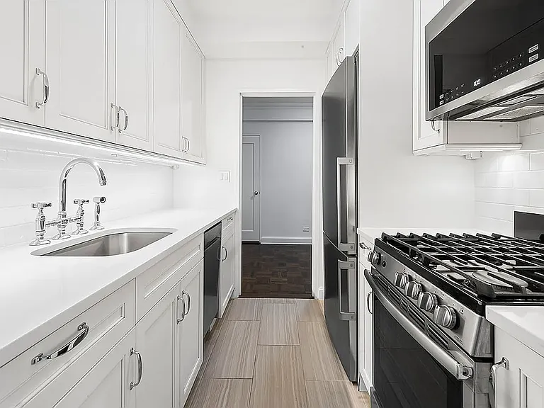 136 E 55th St #7C — Photo 4